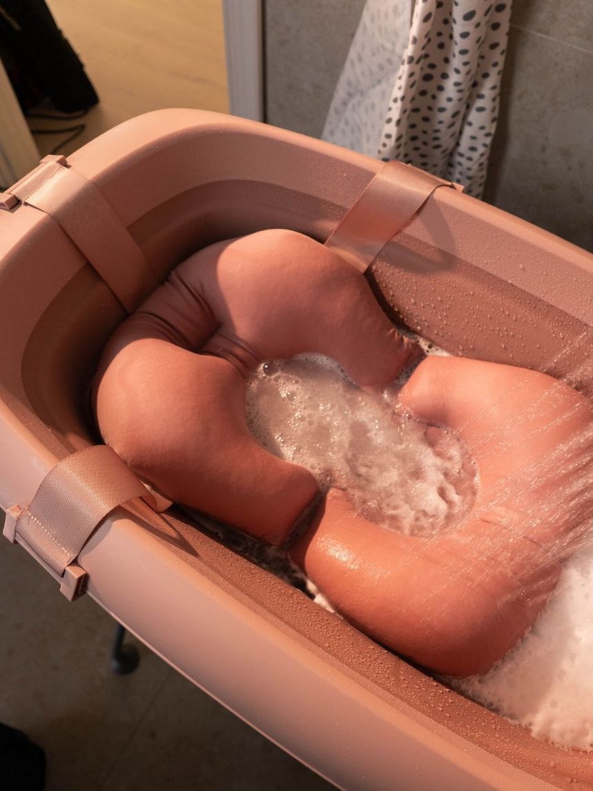 Twistshake βρεφικό μπανάκι με μειωτή και βοηθητική κανάτα faded pink 32-08-78145 - Twistshake