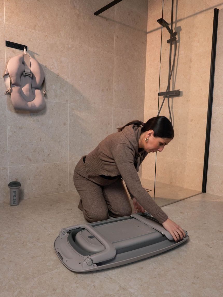 Twistshake βρεφικό μπανάκι με μειωτή και βοηθητική κανάτα faded grey 32-08-78146 - Twistshake