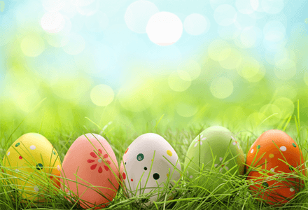 Πολύχρωμα αβγά στο πασχαλινό τραπέζι