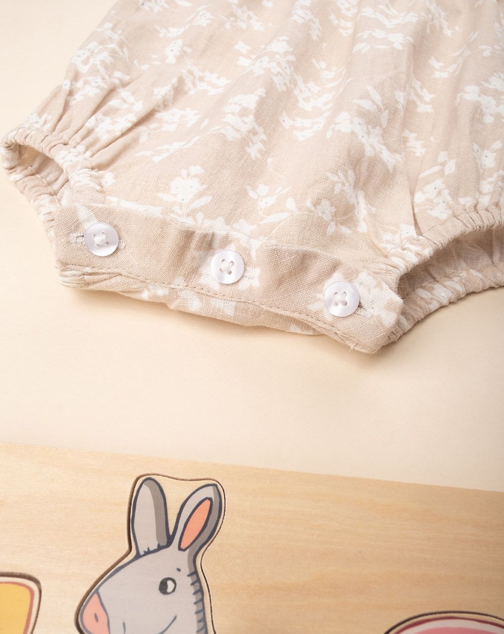 βρεφικό φορμάκι μπεζ λινό με λουλούδια για κορίτσι - Prénatal