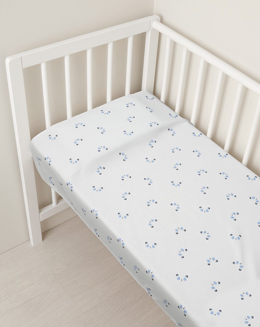 καλοκαιρινή κουβέρτα για λίκνο λευκή με ζωάκια