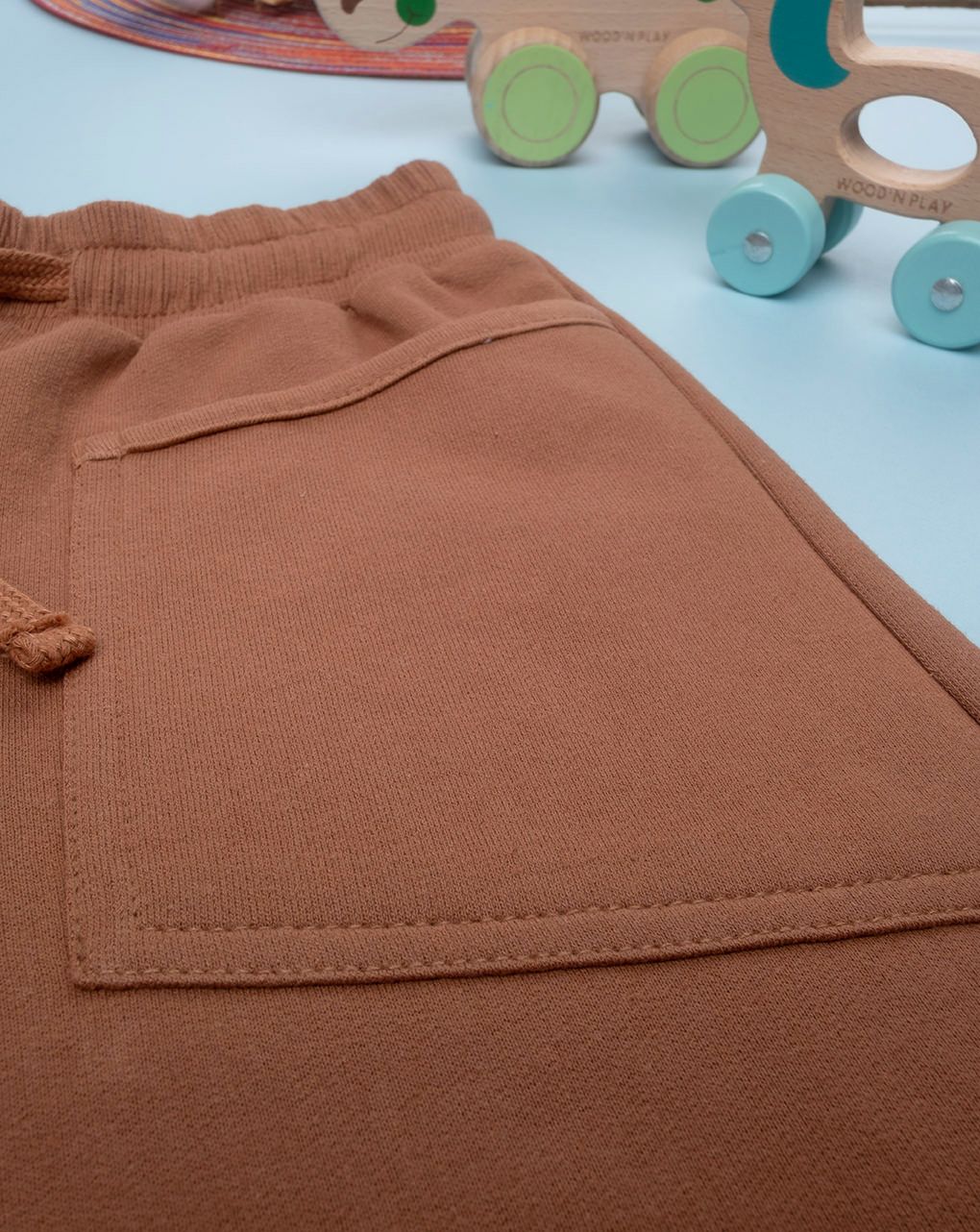 παιδικό παντελόνι φόρμας καφέ με δεινόσαυρο για αγόρι - Prénatal