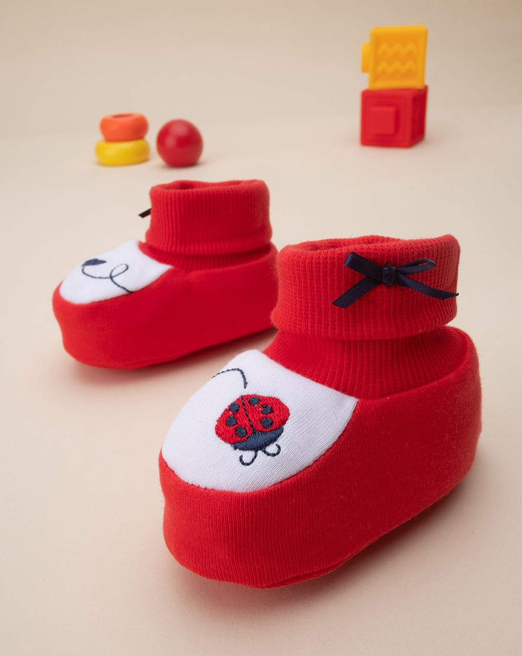 βρεφικά παπούτσια αγκαλιάς σενίλ κόκκινα με πασχαλίτσα για κορίτσι - Prénatal
