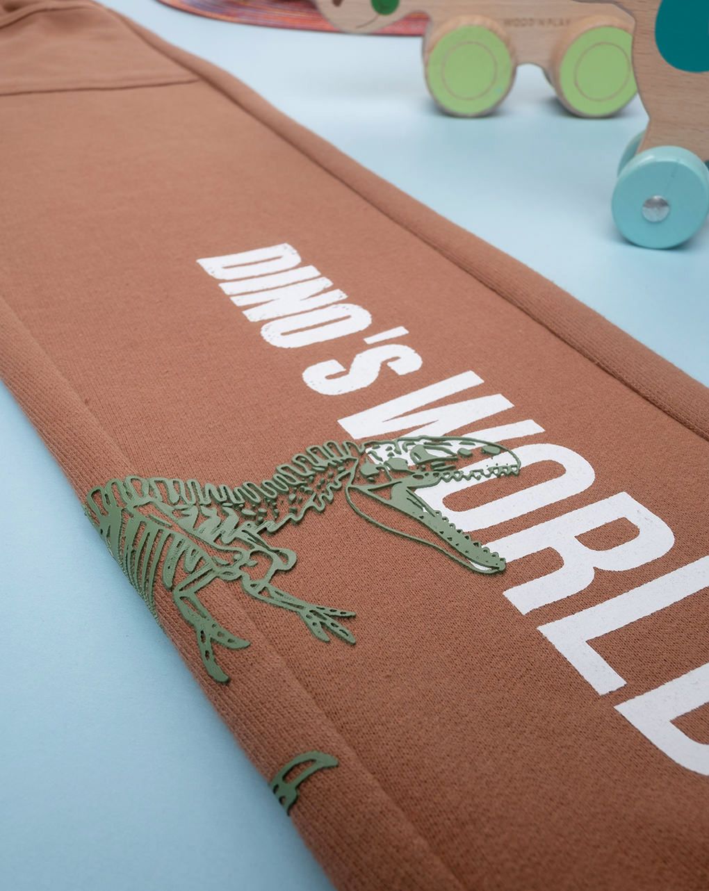 παιδικό παντελόνι φόρμας καφέ με δεινόσαυρο για αγόρι - Prénatal