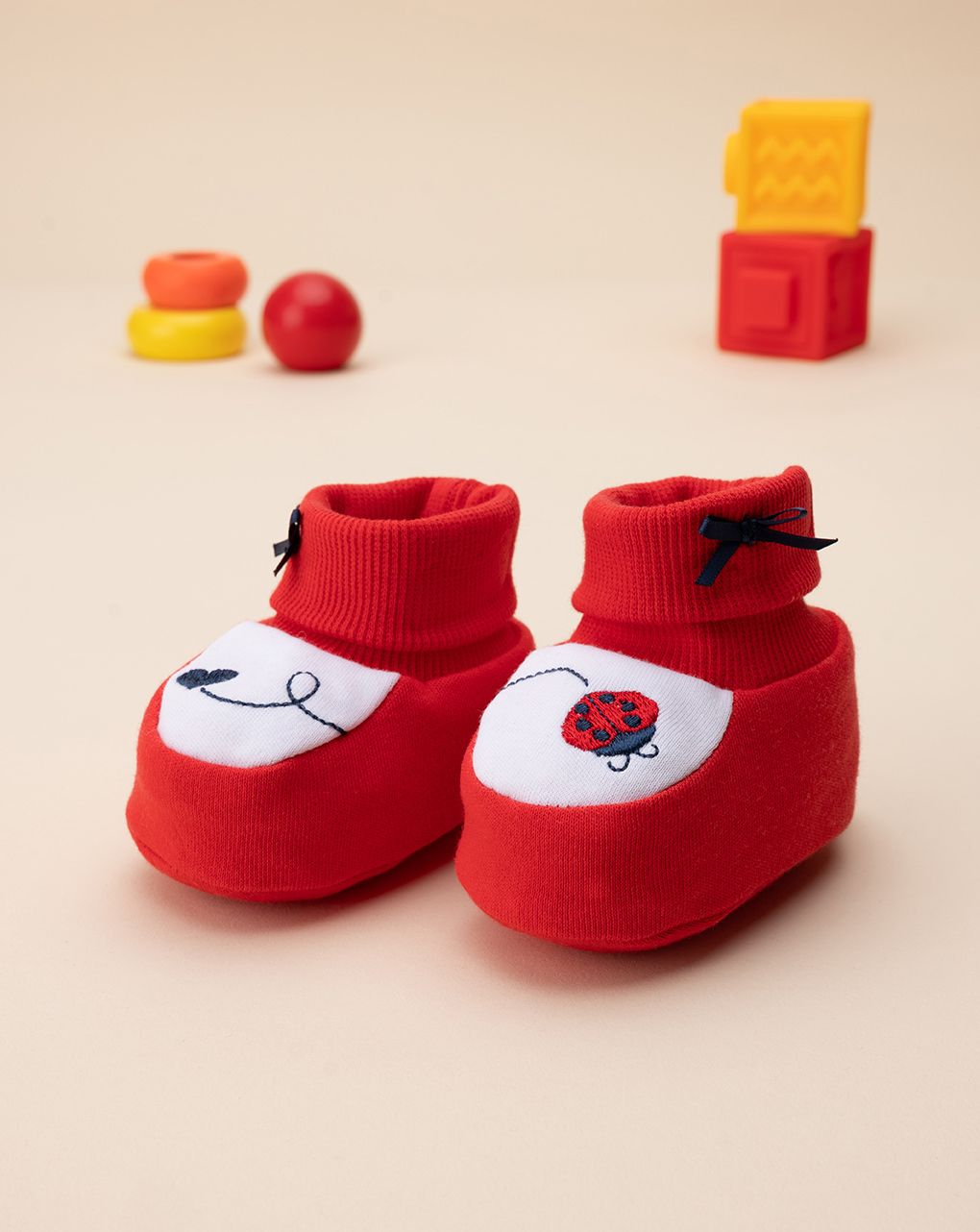 βρεφικά παπούτσια αγκαλιάς σενίλ κόκκινα με πασχαλίτσα για κορίτσι - Prénatal