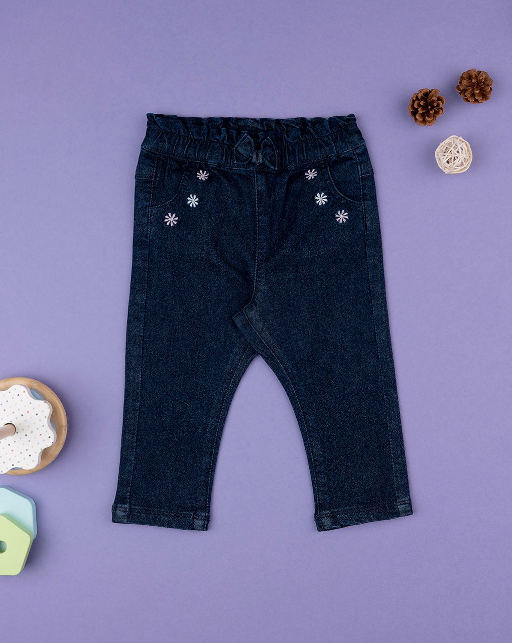 βρεφικό τζιν παντελόνι μπλε με μαργαρίτες για κορίτσι