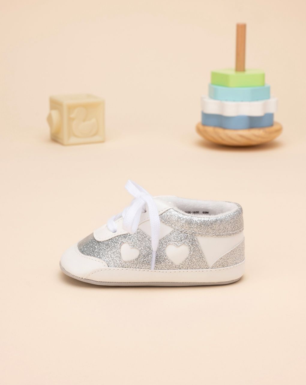 βρεφικά παπούτσια αγκαλιάς sneakers ασημένια με καρδούλες για κορίτσι