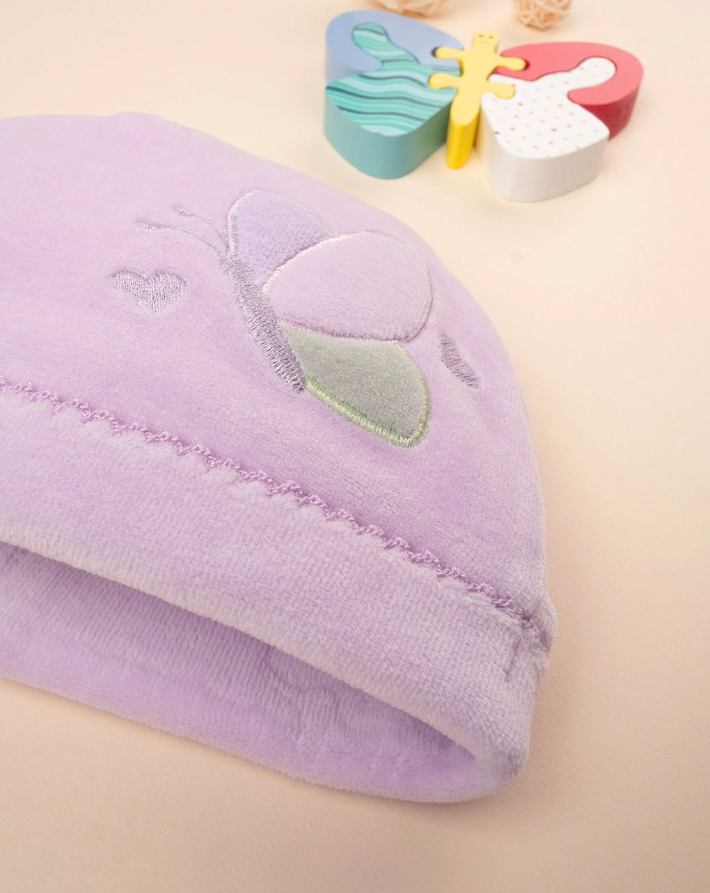 βρεφικό σκουφάκι σενίλ λιλά με πεταλούδα για κορίτσι - Prénatal