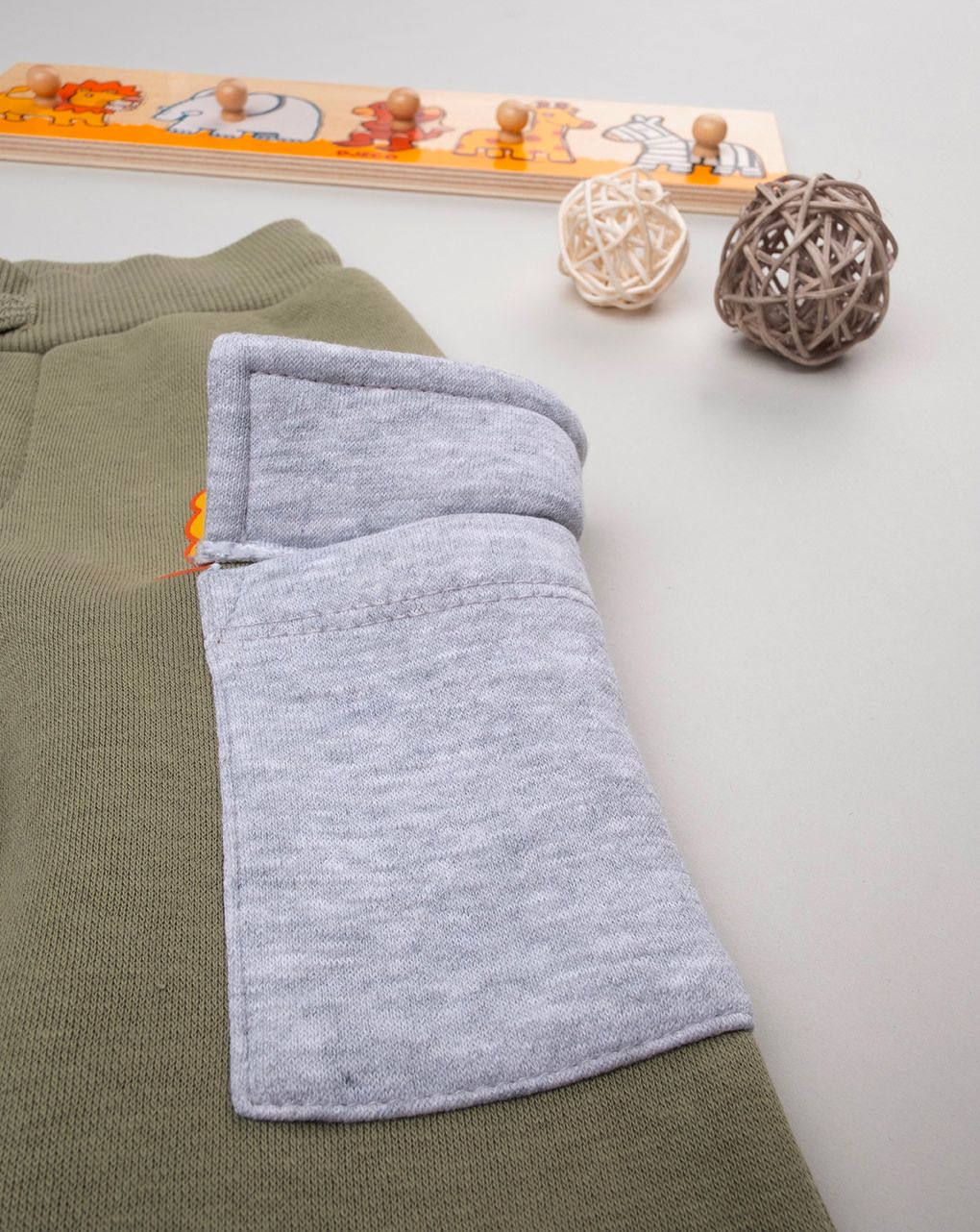 βρεφικό παντελόνι φούτερ χακί με λιονταράκι για αγόρι - Prénatal