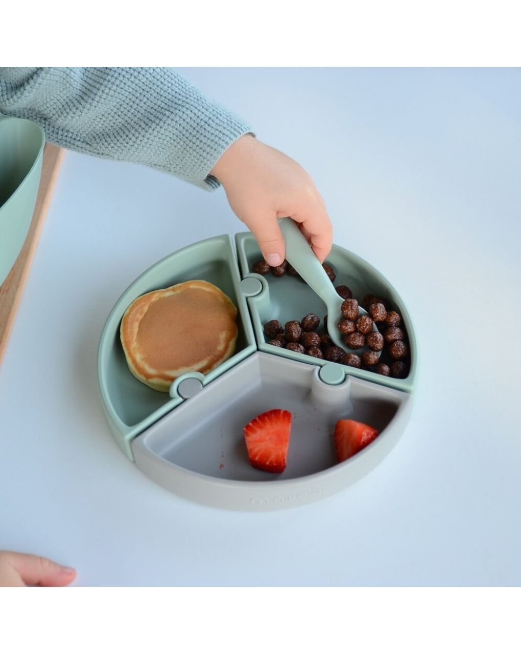 Minikoioi πιάτο puzzle σιλικόνης με αποσπώμενες θέσεις river green/grey 0907-101390008 - MinikOiOi