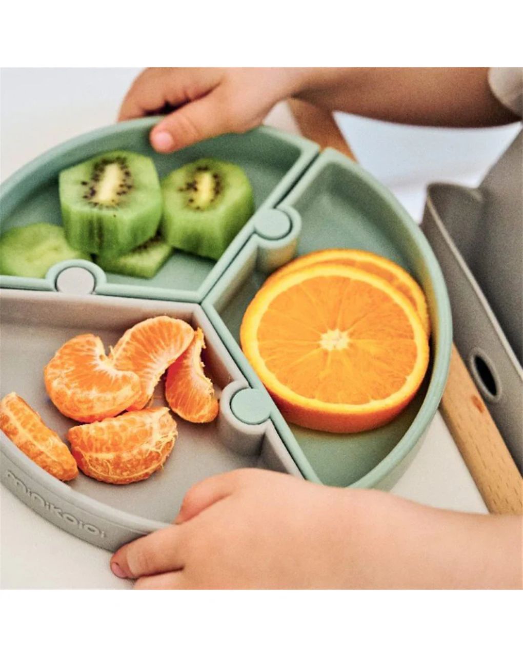 Minikoioi πιάτο puzzle σιλικόνης με αποσπώμενες θέσεις river green/grey 0907-101390008 - MinikOiOi