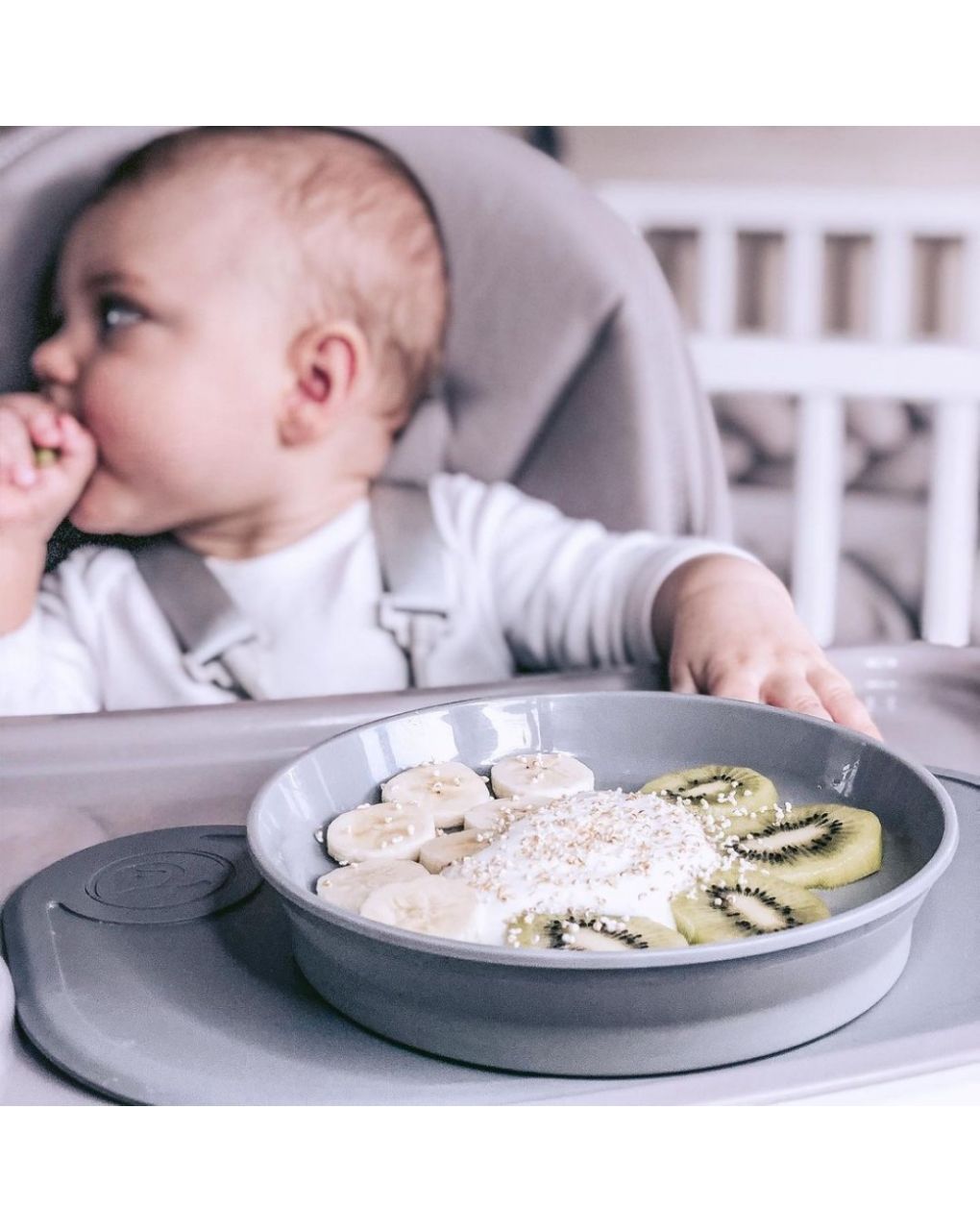 Twistshake πιάτο αντιολισθητικό 6m+ παστελ γκρι 32-08-78164 - Twistshake