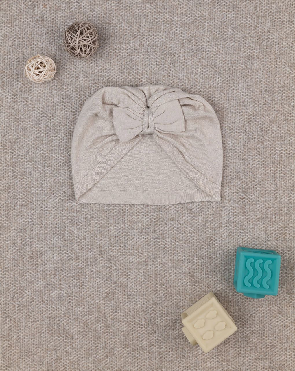 βρεφικό σκουφάκι μπεζ με φιογκάκι για κορίτσι