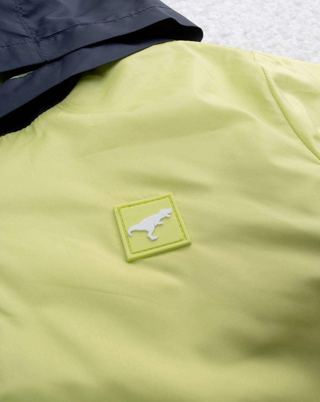 παιδικό αντιανεμικό μπουφάν λαχανί/μπλε με δεινόσαυρο για αγόρι - Prénatal