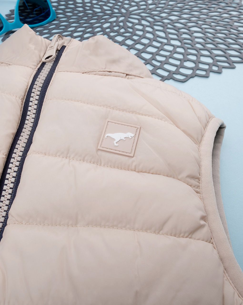 παιδικό αμάνικο μπουφάν μπεζ με δεινόσαυρο για αγόρι - Prénatal