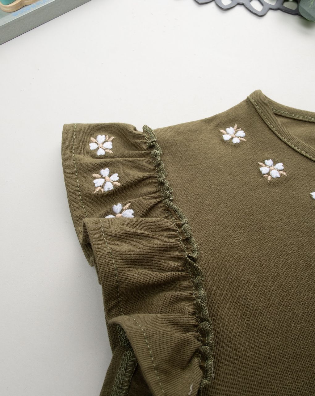 παιδικό t-shirt χακί με λουλούδια για κορίτσι - Prénatal