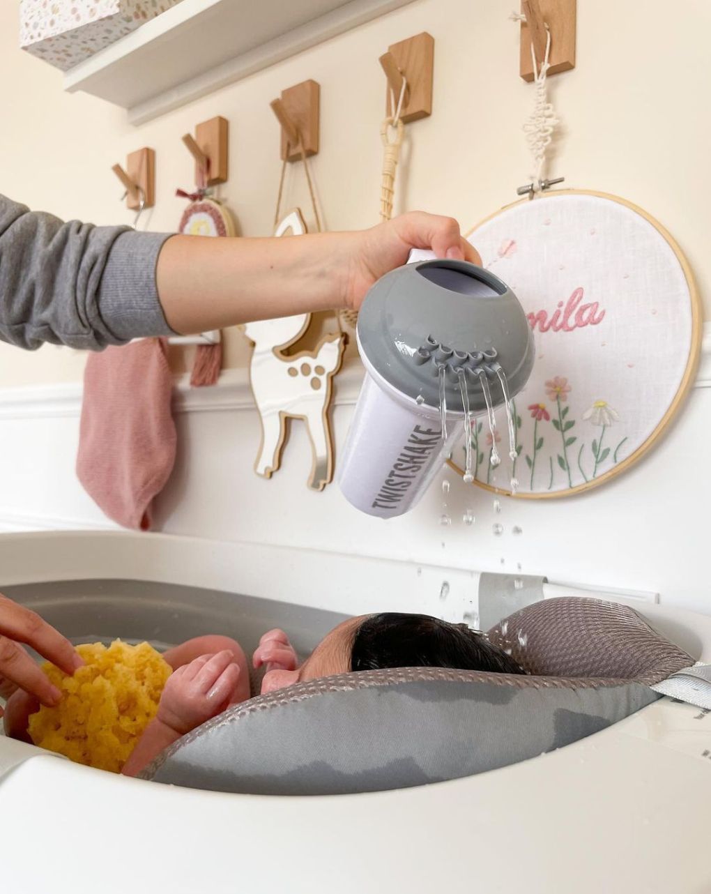 Twistshake βρεφικό μπανάκι με μειωτή και βοηθητική κανάτα grey 32-08-78996 - Twistshake