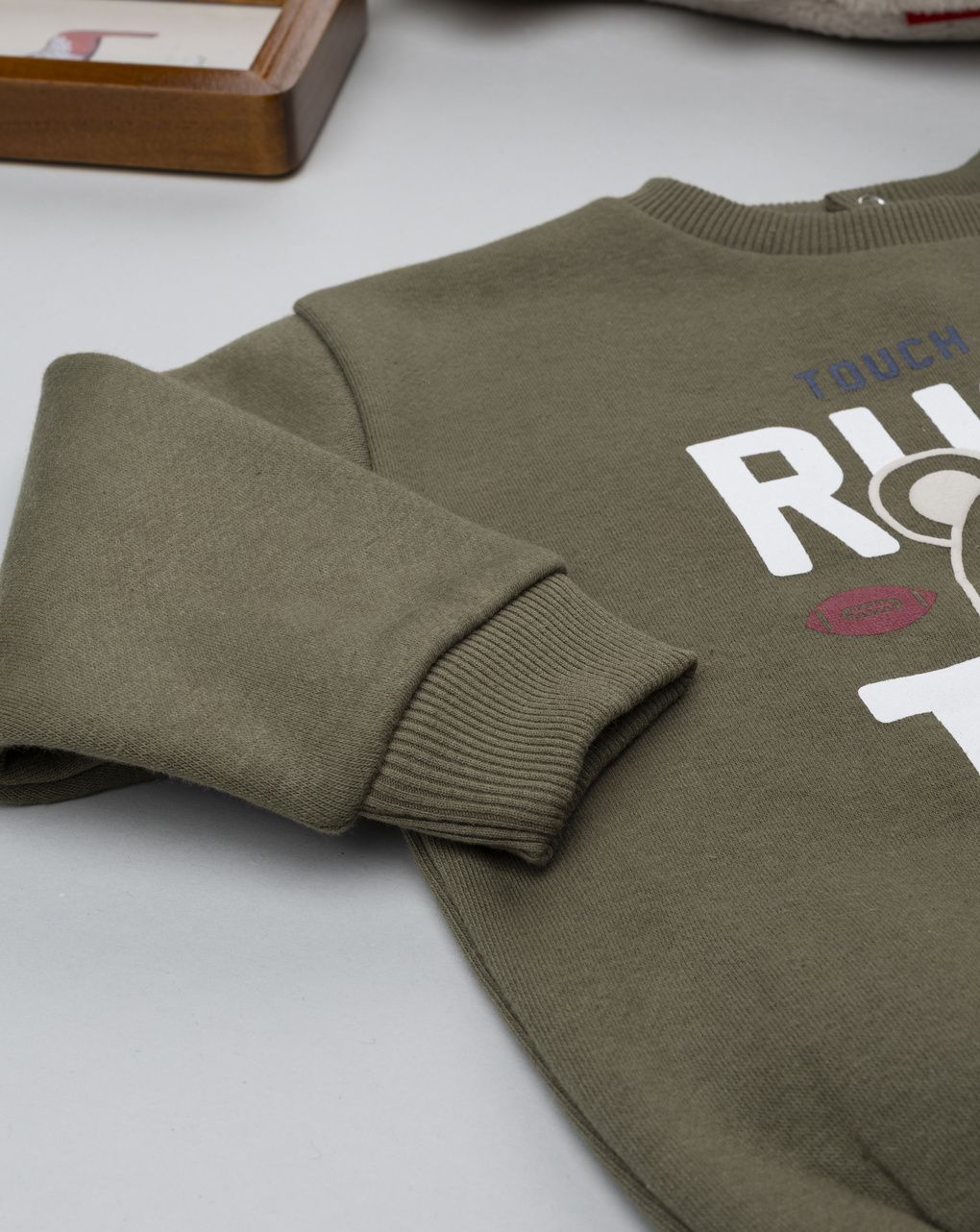 βρεφική μπλούζα φούτερ χακί rugby team για αγόρι - Prénatal