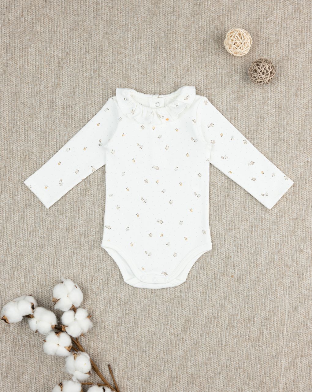 βρεφικό κορμάκι λευκό με λουλούδια για κορίτσι