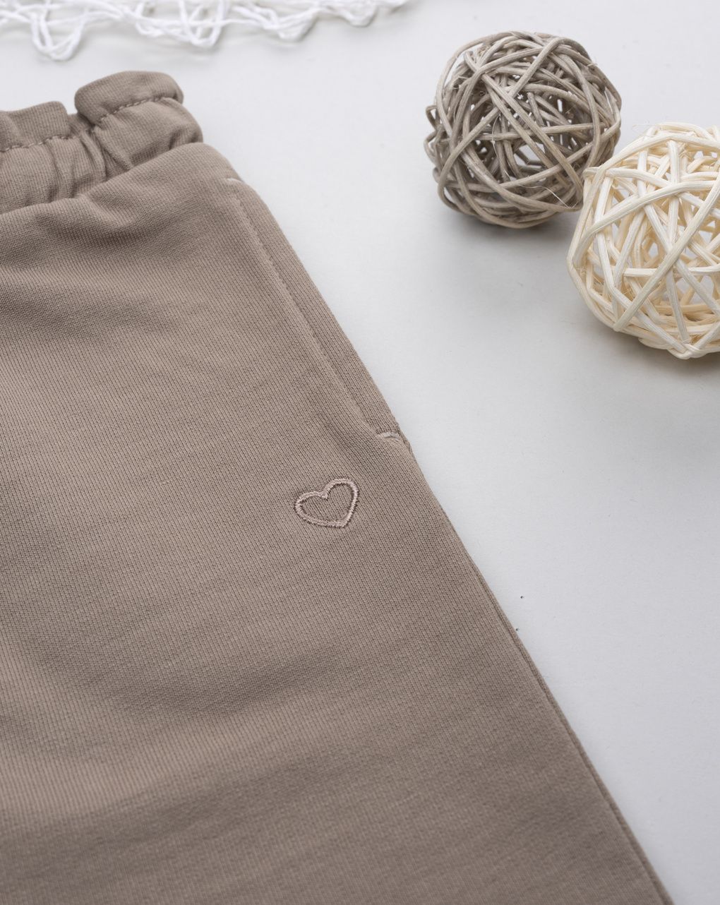 βρεφικό παντελόνι φούτερ καφέ με καρδούλα για κορίτσι - Prénatal