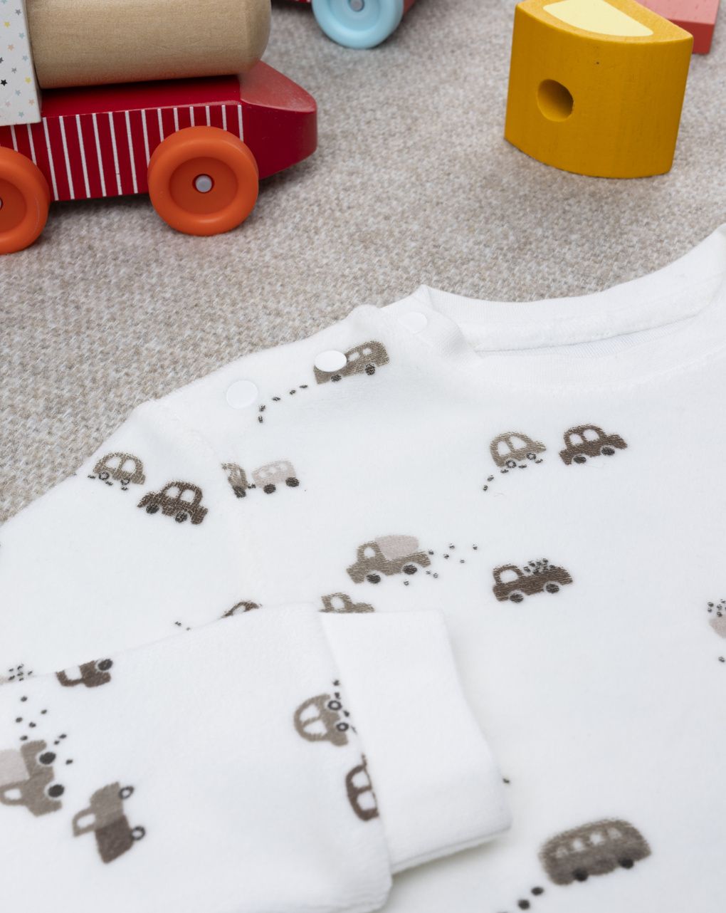 βρεφική πιτζάμα σενίλ λευκή/μπεζ με αυτοκίνητα για αγόρι - Prénatal