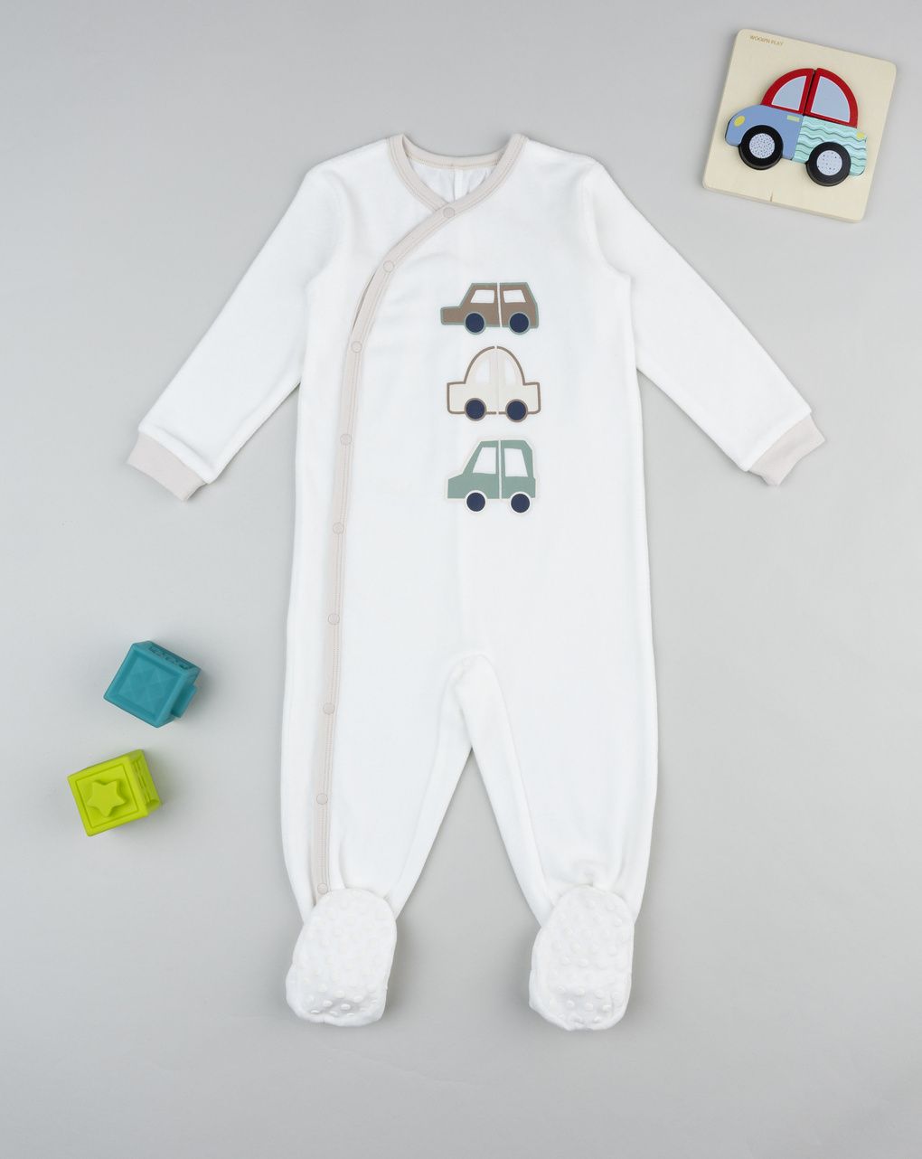 βρεφική πιτζάμα ολόσωμη βελουτέ λευκή με αυτοκίνητα για αγόρι