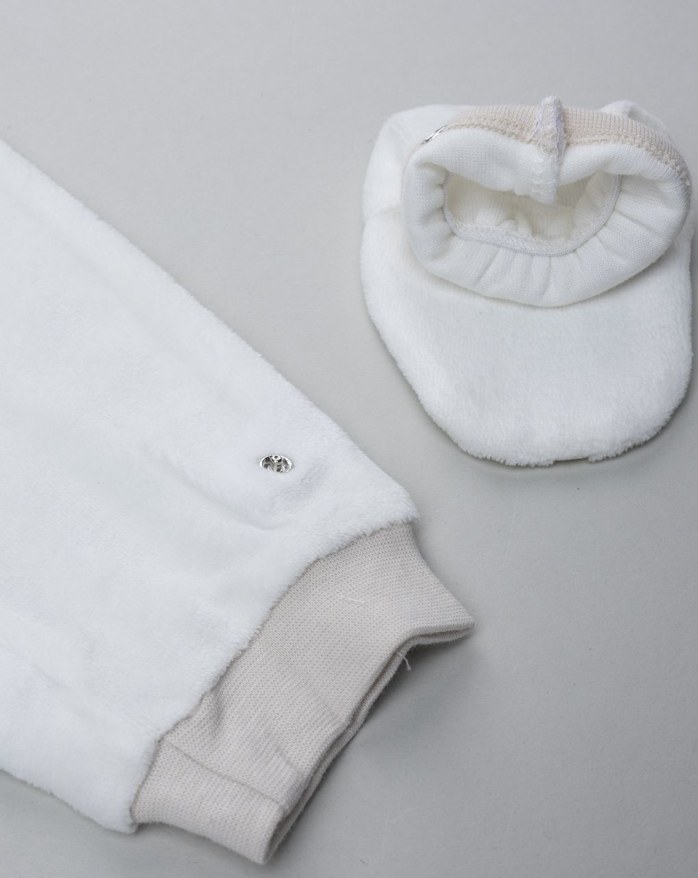 βρεφική πιτζάμα ολόσωμη βελουτέ λευκή με αυτοκίνητα για αγόρι - Prénatal