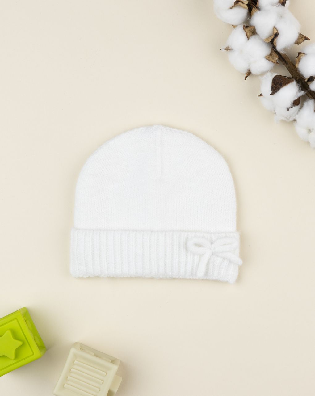 βρεφικό σκουφάκι πλεκτό λευκό με φιογκάκι για κορίτσι
