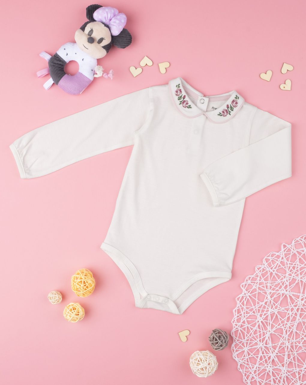 βρεφικό κορμάκι λευκό με λουλούδια για κορίτσι