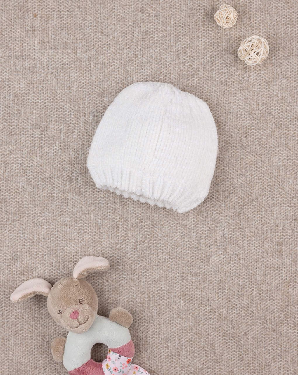 βρεφικό σκουφάκι σενίλ λευκό για κορίτσι