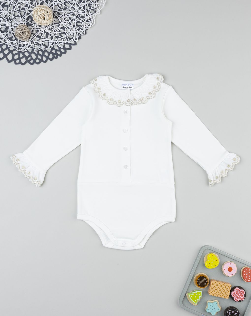 βρεφικό κορμάκι λευκό με κεντήματα για κορίτσι