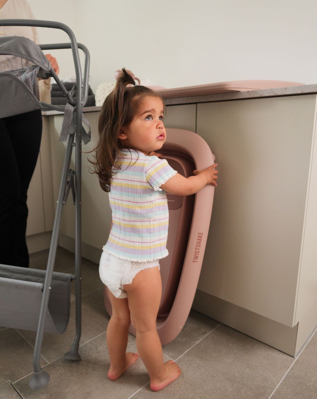 Twistshake βρεφικό μπανάκι με μειωτή και βοηθητική κανάτα faded pink 32-08-78145 - Twistshake