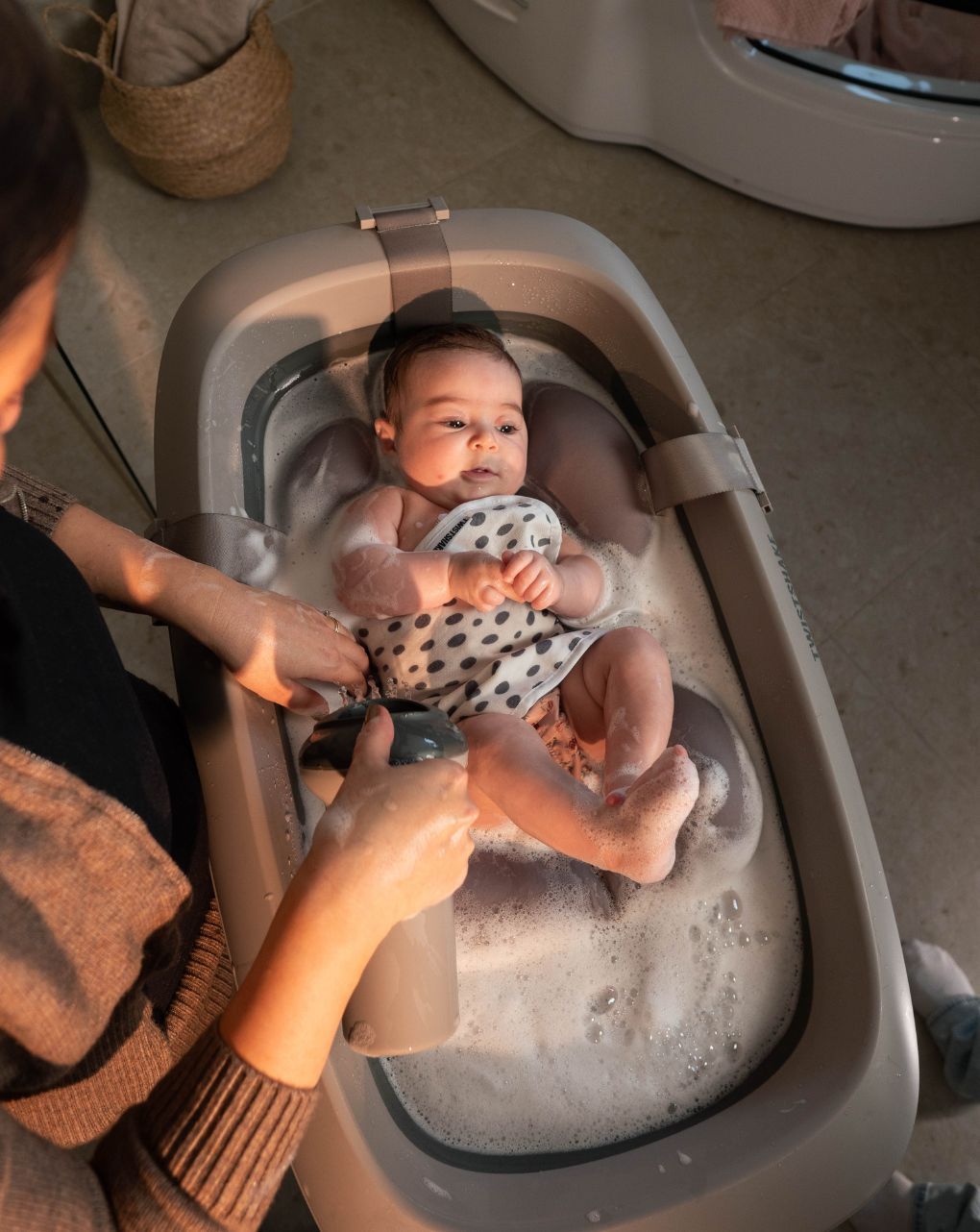 Twistshake βρεφικό μπανάκι με μειωτή και βοηθητική κανάτα faded grey 32-08-78146 - Twistshake