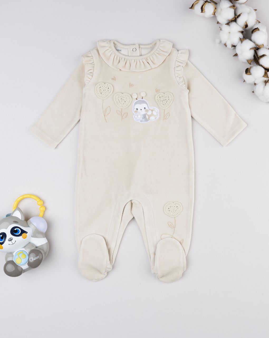 βρεφικό φορμάκι σενίλ μπεζ με πασχαλίτσα για κορίτσι