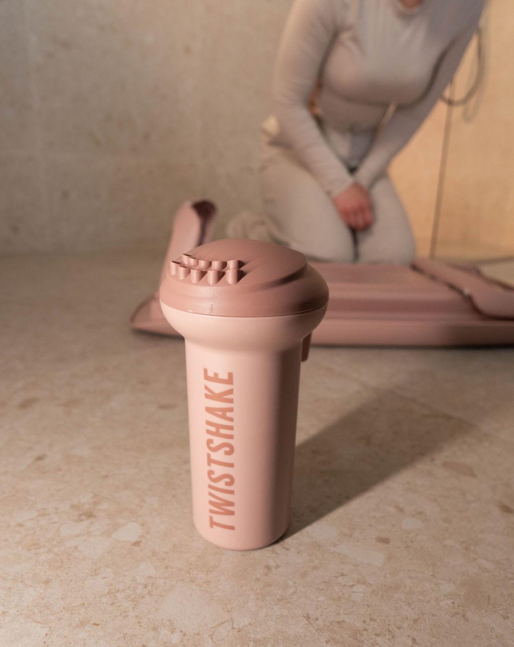 Twistshake βρεφικό μπανάκι με μειωτή και βοηθητική κανάτα faded pink 32-08-78145 - Twistshake