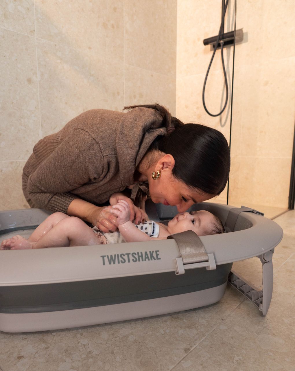 Twistshake βρεφικό μπανάκι με μειωτή και βοηθητική κανάτα faded grey 32-08-78146 - Twistshake