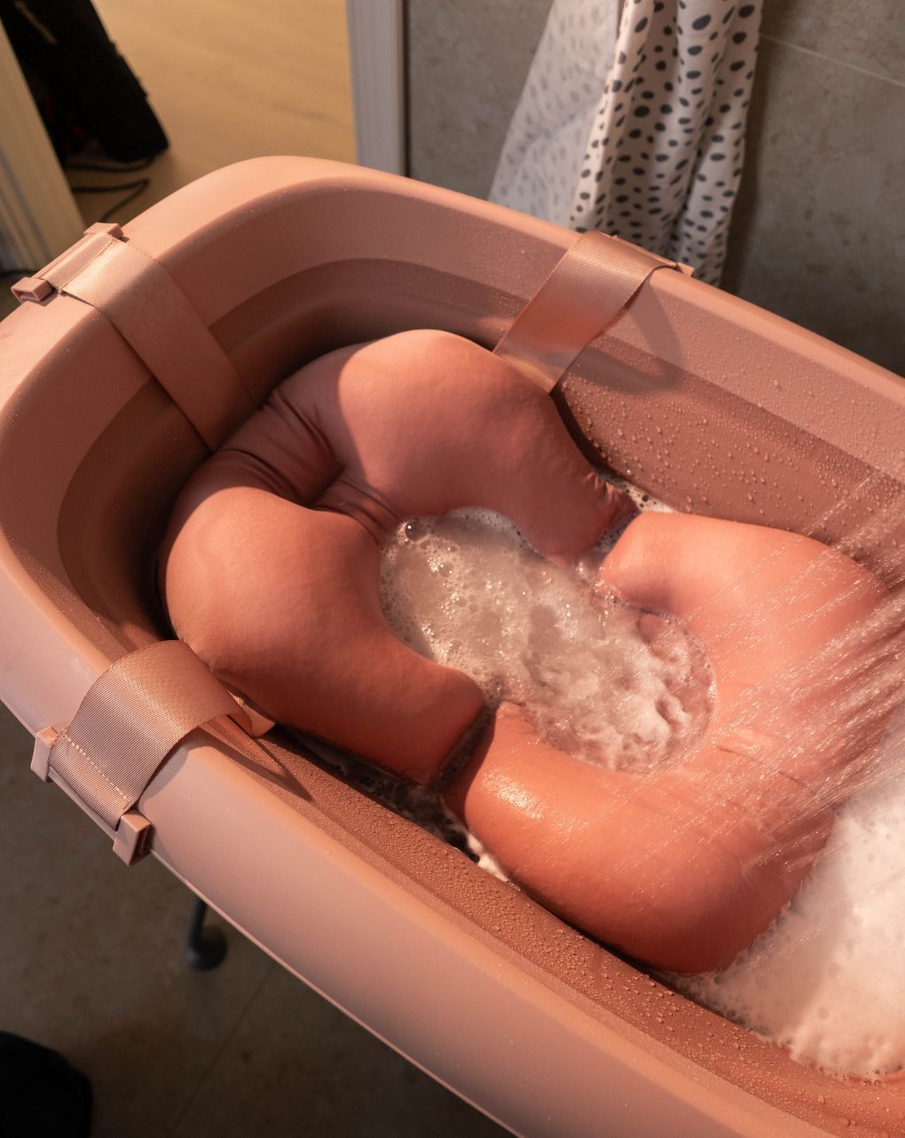 Twistshake βρεφικό μπανάκι με μειωτή και βοηθητική κανάτα faded pink 32-08-78145 - Twistshake