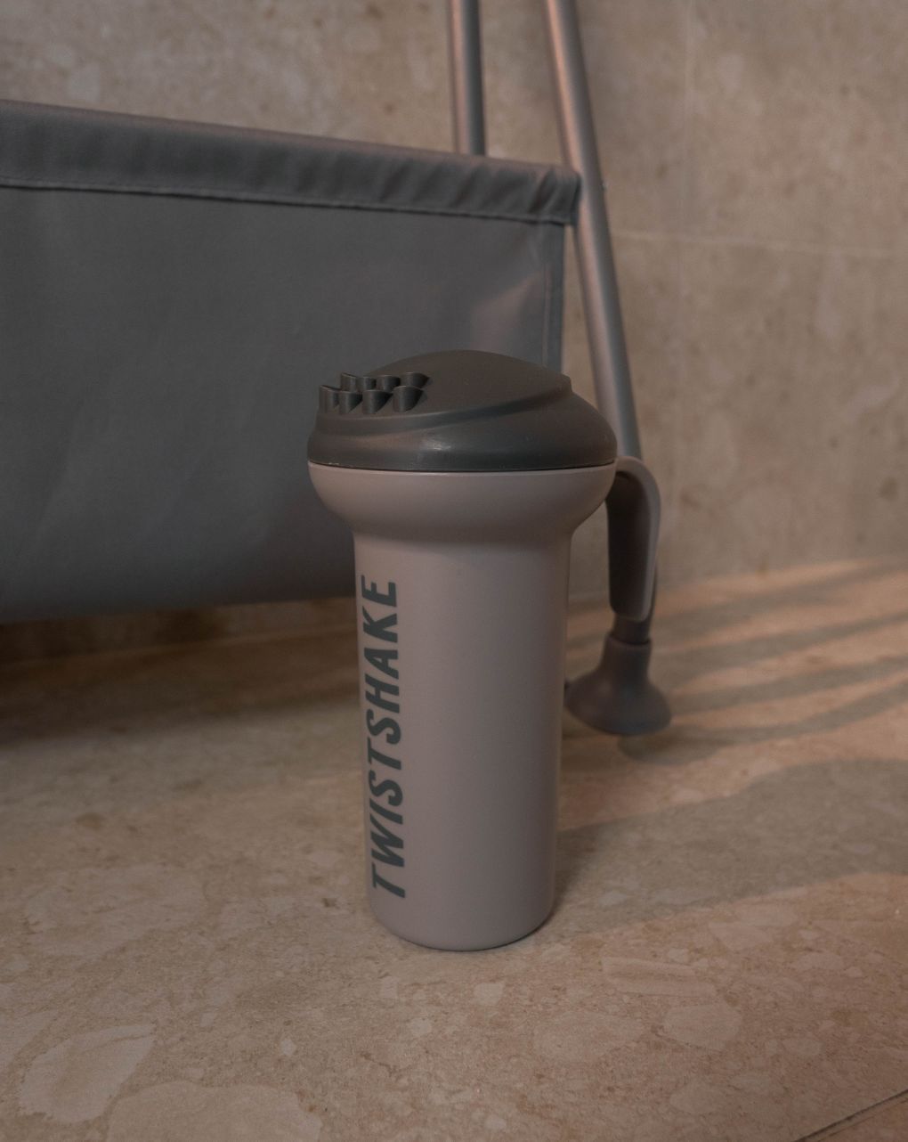 Twistshake βρεφικό μπανάκι με μειωτή και βοηθητική κανάτα faded grey 32-08-78146 - Twistshake