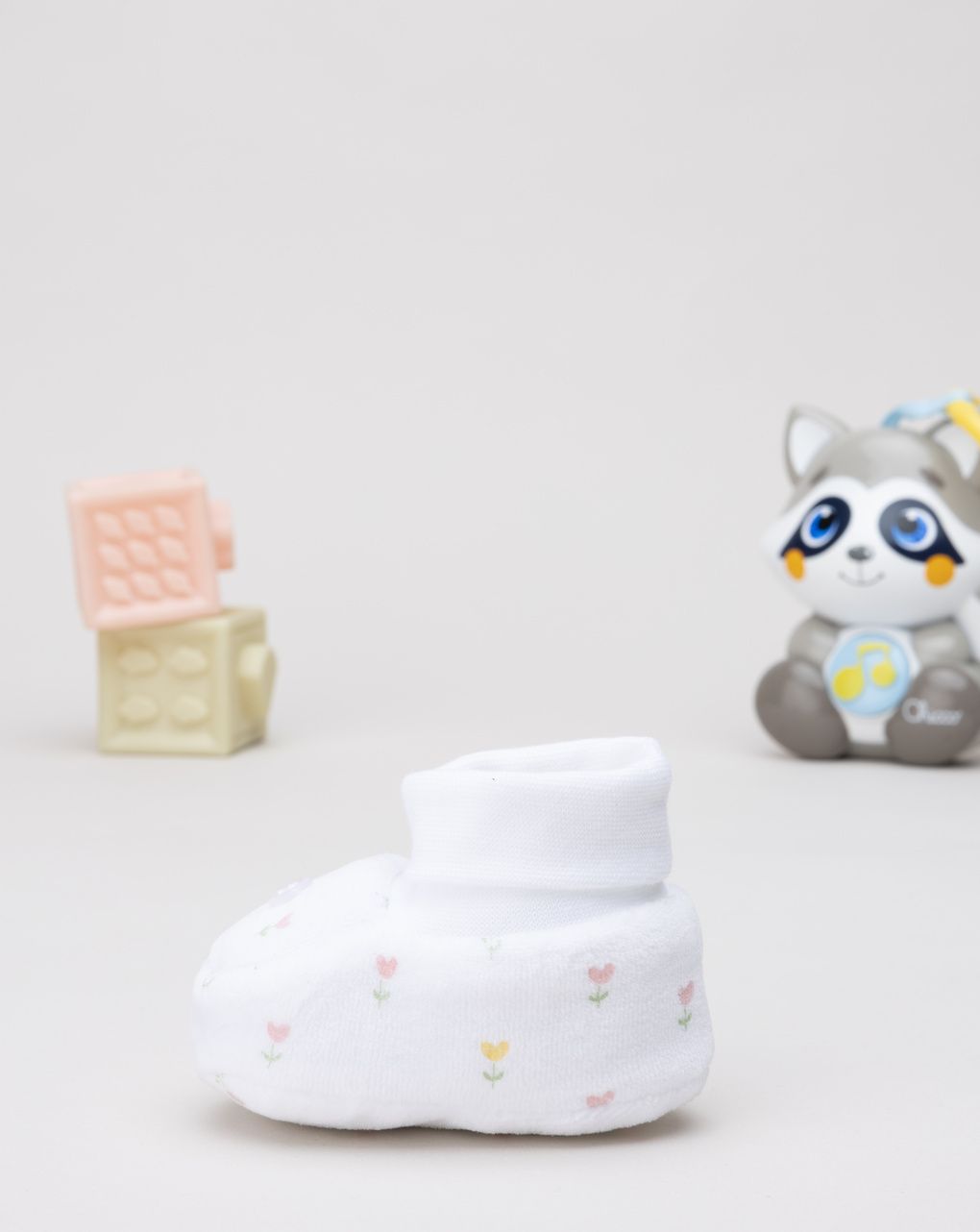 βρεφικά παπούτσια αγκαλιάς σενίλ λευκά φλοράλ για κορίτσι