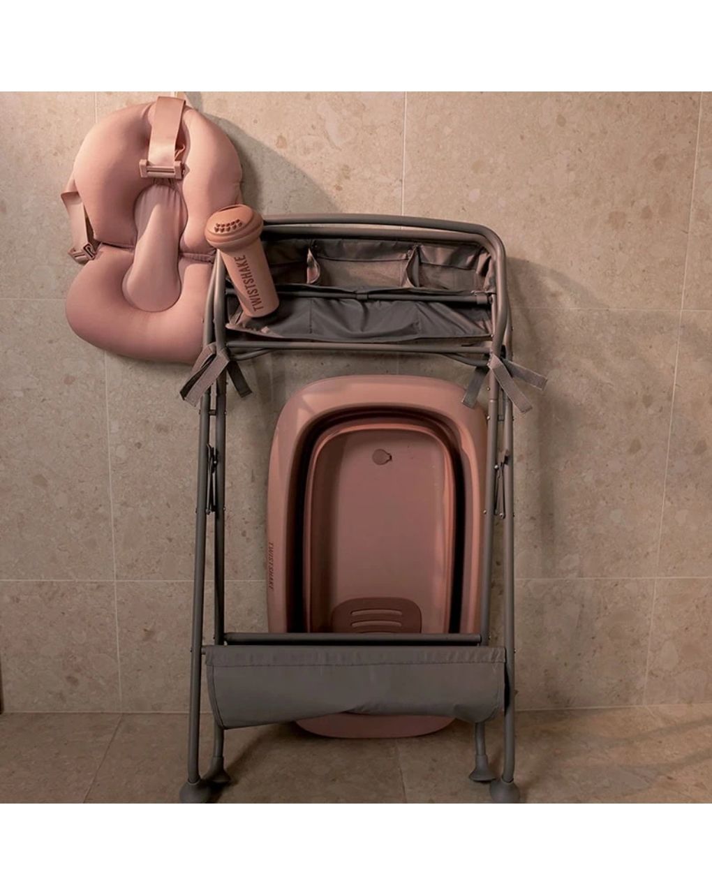 Twistshake βρεφικό μπανάκι με μειωτή και βοηθητική κανάτα faded pink 32-08-78145 - Twistshake