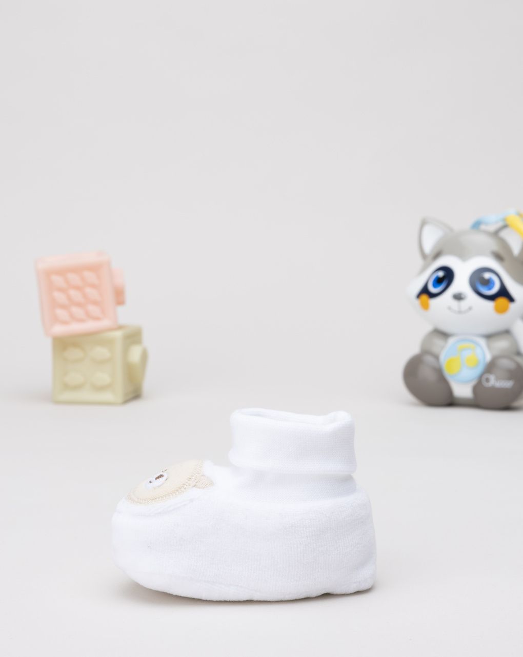 βρεφικά παπούτσια αγκαλιάς σενίλ λευκά με αρκουδάκι για αγόρι - Prénatal