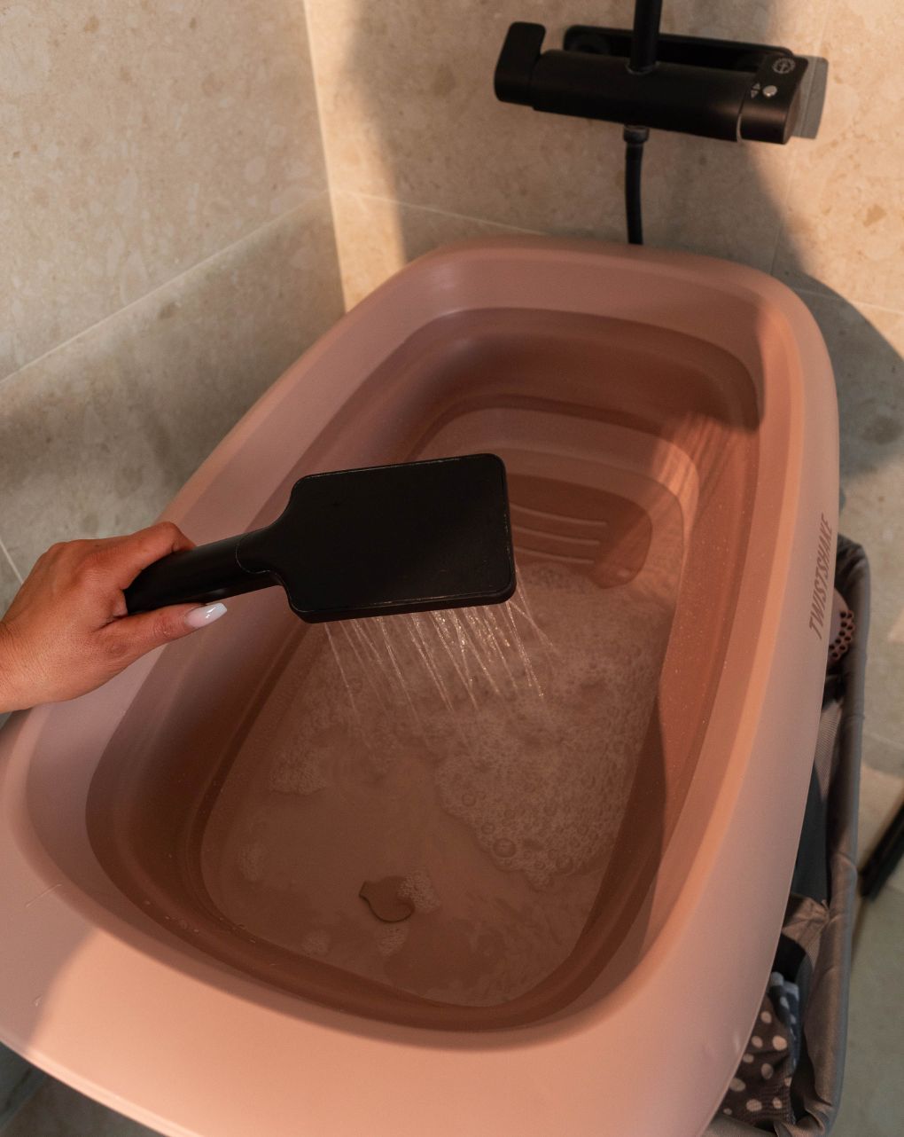 Twistshake βρεφικό μπανάκι με μειωτή και βοηθητική κανάτα faded pink 32-08-78145 - Twistshake