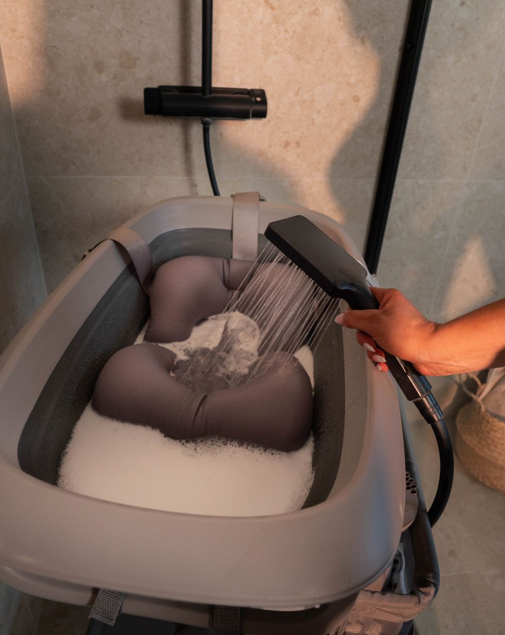 Twistshake βρεφικό μπανάκι με μειωτή και βοηθητική κανάτα faded grey 32-08-78146 - Twistshake