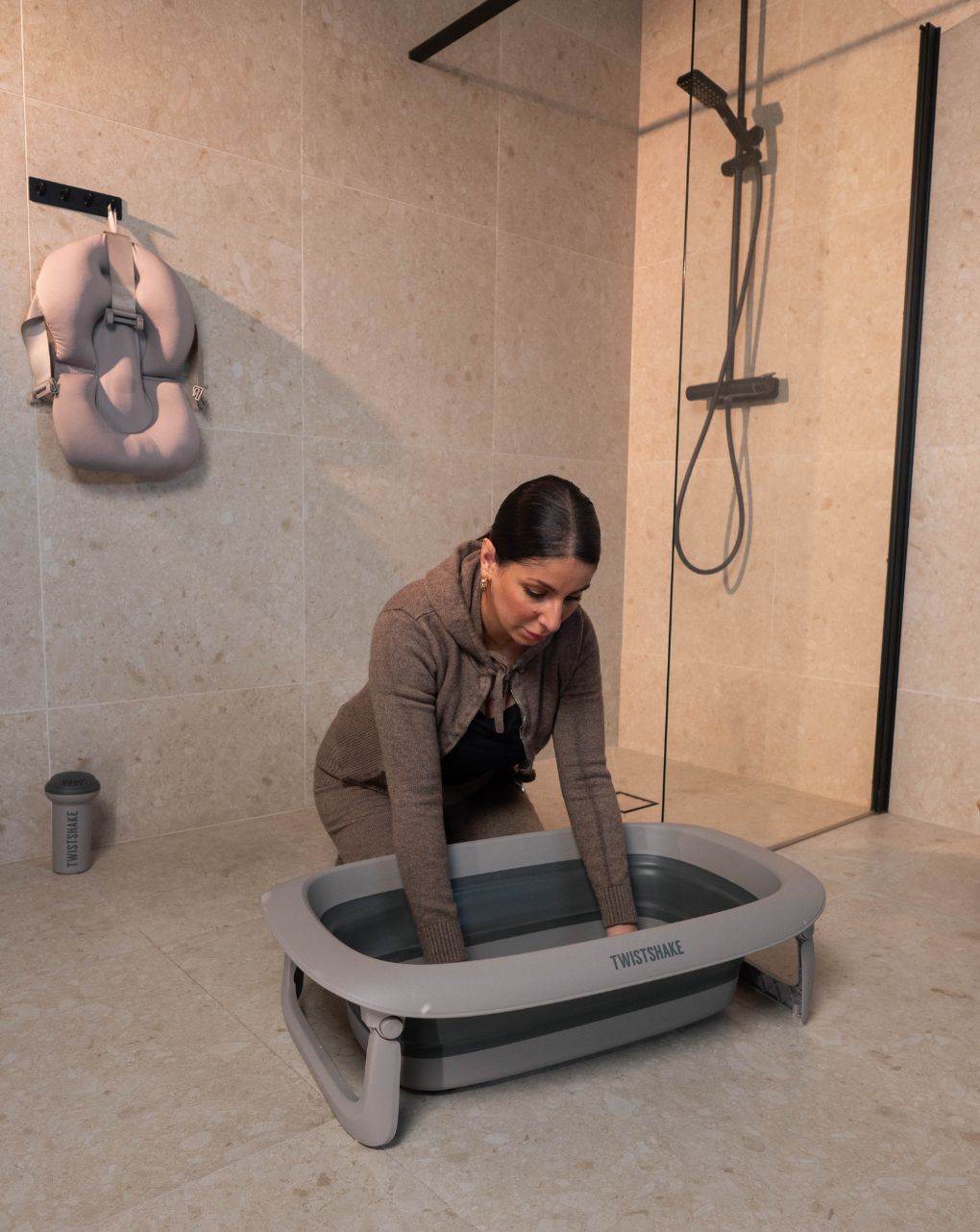 Twistshake βρεφικό μπανάκι με μειωτή και βοηθητική κανάτα faded grey 32-08-78146 - Twistshake