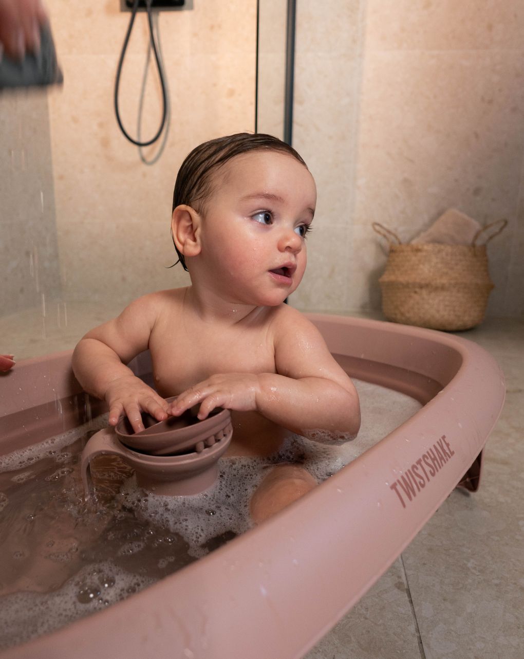 Twistshake βρεφικό μπανάκι με μειωτή και βοηθητική κανάτα faded pink 32-08-78145 - Twistshake