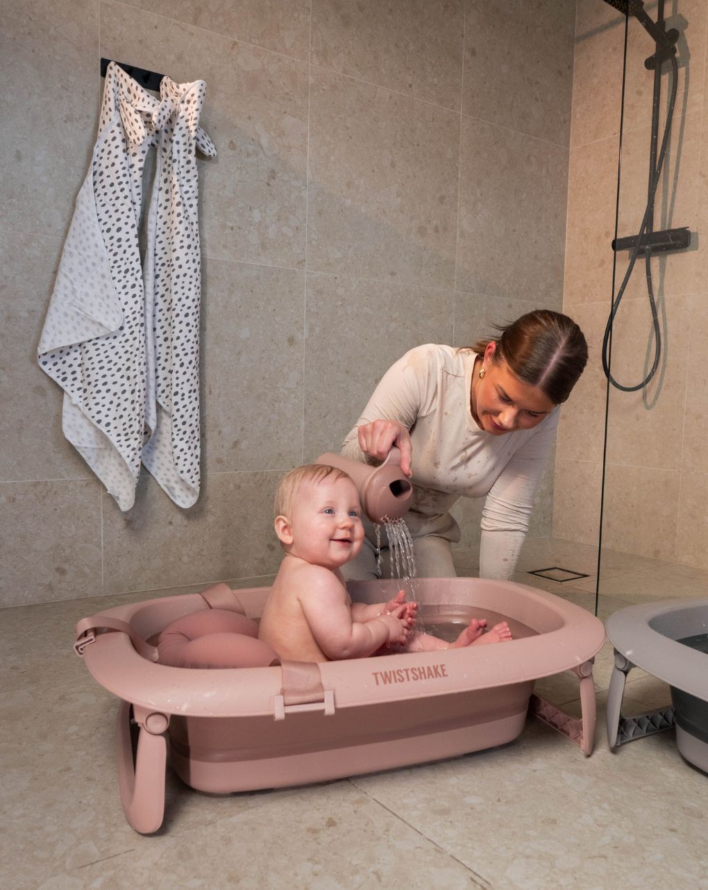 Twistshake βρεφικό μπανάκι με μειωτή και βοηθητική κανάτα faded pink 32-08-78145 - Twistshake