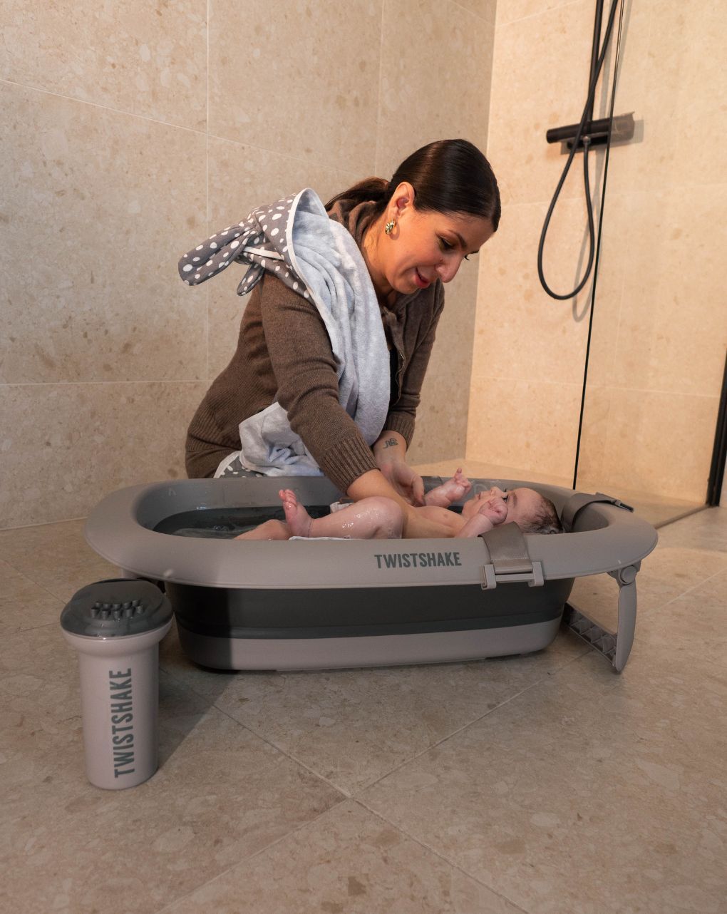 Twistshake βρεφικό μπανάκι με μειωτή και βοηθητική κανάτα faded grey 32-08-78146 - Twistshake