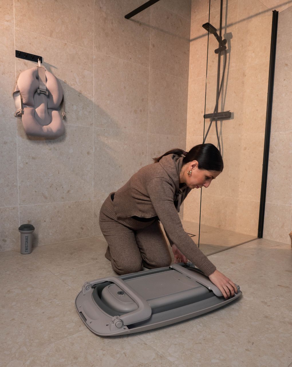 Twistshake βρεφικό μπανάκι με μειωτή και βοηθητική κανάτα faded grey 32-08-78146 - Twistshake