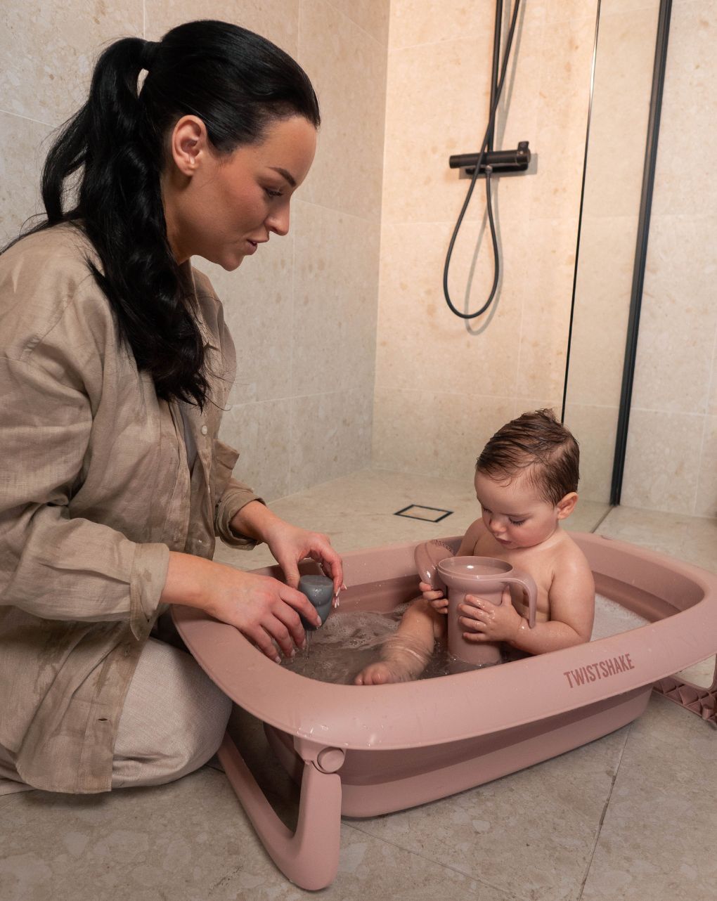 Twistshake βρεφικό μπανάκι με μειωτή και βοηθητική κανάτα faded pink 32-08-78145 - Twistshake