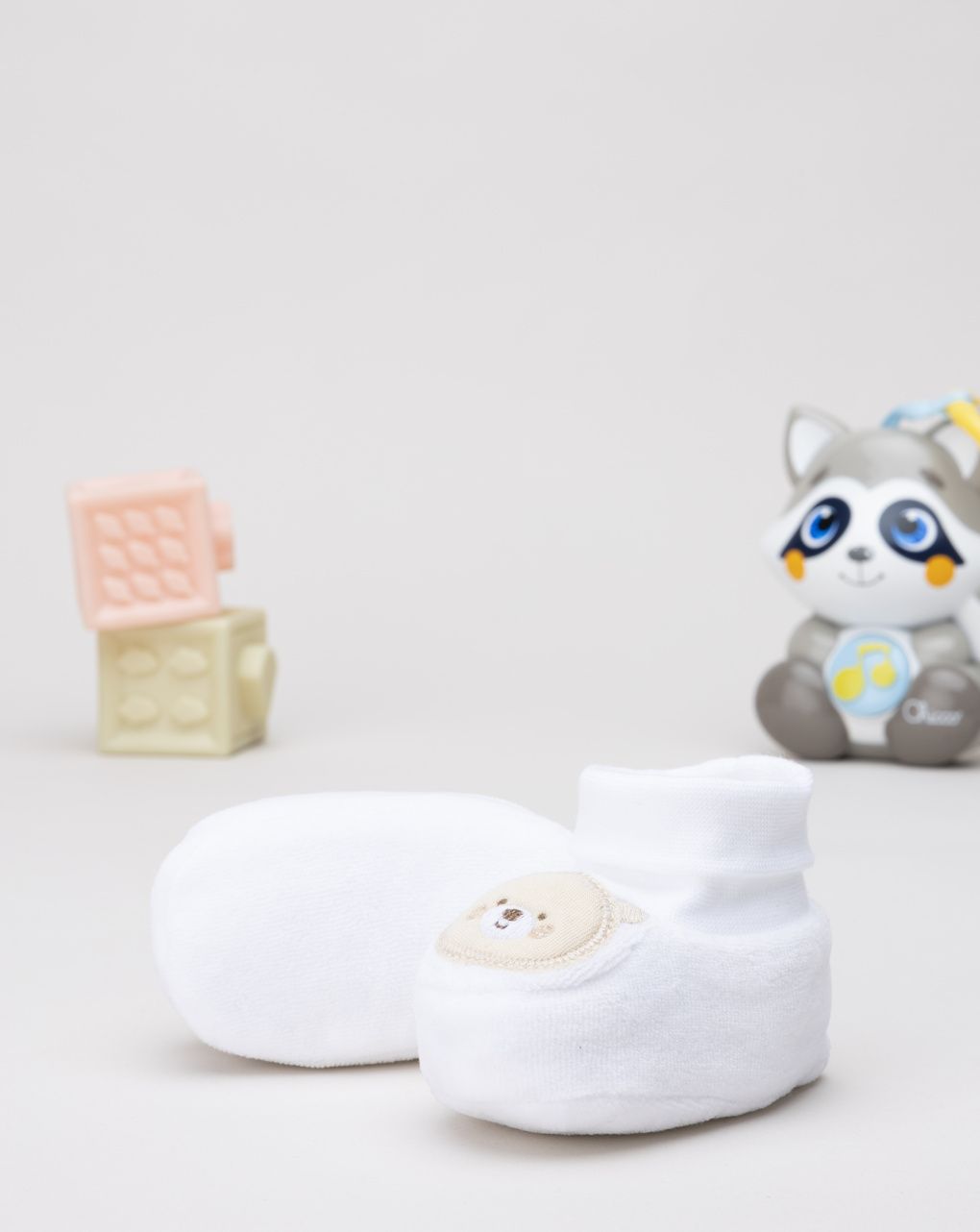 βρεφικά παπούτσια αγκαλιάς σενίλ λευκά με αρκουδάκι για αγόρι - Prénatal